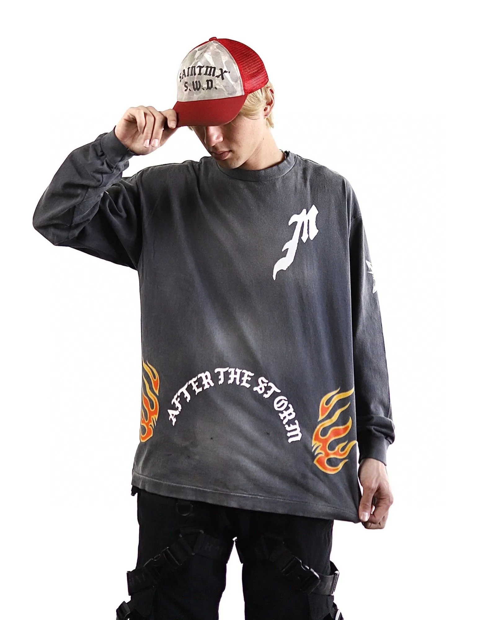 SAINT Mxxxxxx M/AFTER LS_TEE/BLACK Flame arrow Letter M retro distressed long tee Washed black S-XL Tubular fabric Assute ready-made garments dyed The whole piece is sprayed with horse-hair spray and then sprayed again to fade the color. The collar and cuffs are frayed. Many places are frayed. Extra large printing position. Very difficult to print. Complete accessories. With little angel anti-counterfeiting label.
